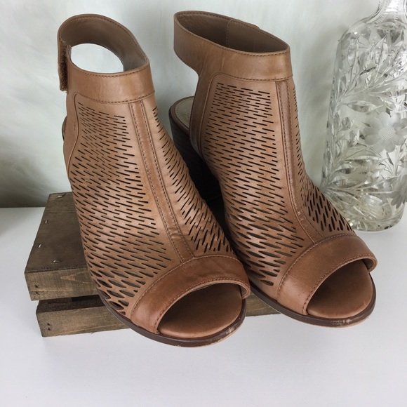 Vince Camuto Open Toe Leather Sandals x Shoes - Picture 2 of 8